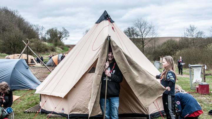 Troppens spejdere sætter telt op på en af deres mange lejre.